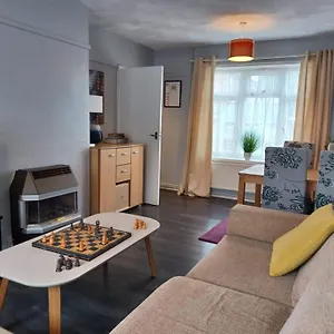  Holiday home Poynters House: Spacious 2-bedroom Group In Luton United Kingdom
