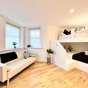  Apartment The Palm B4, The Kove, United Kingdom